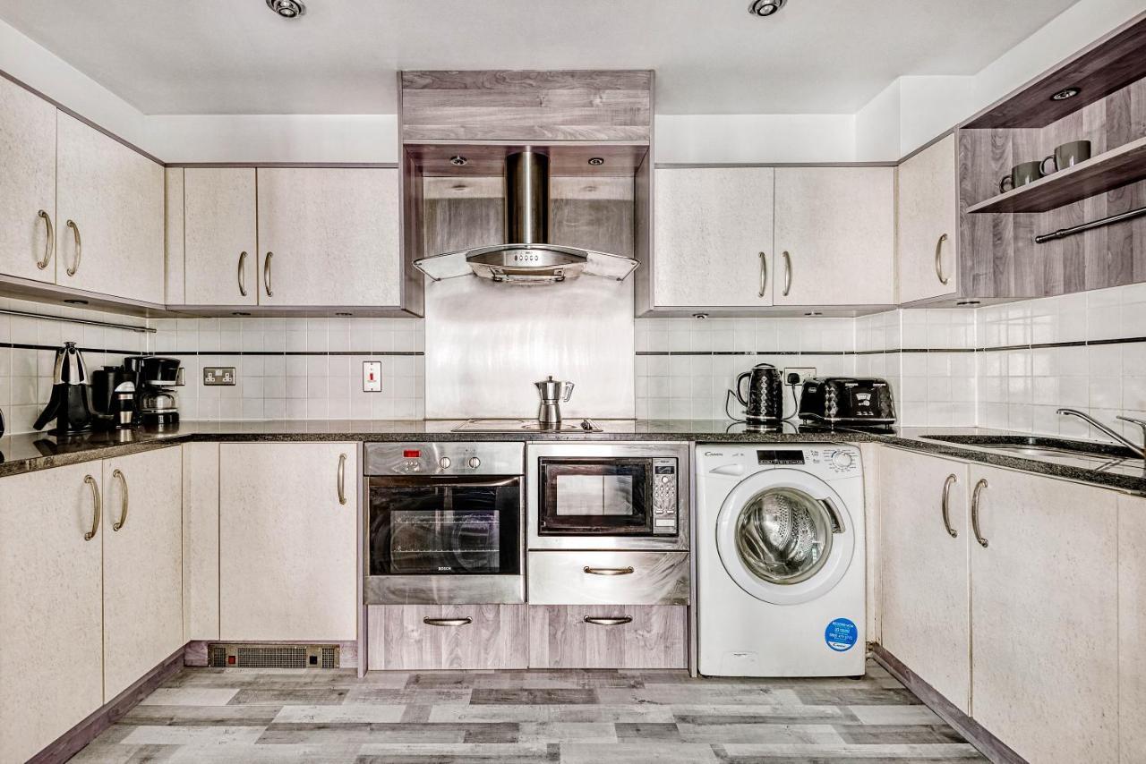 Riverside 2-Bedroom Apartments Лондон Екстериор снимка