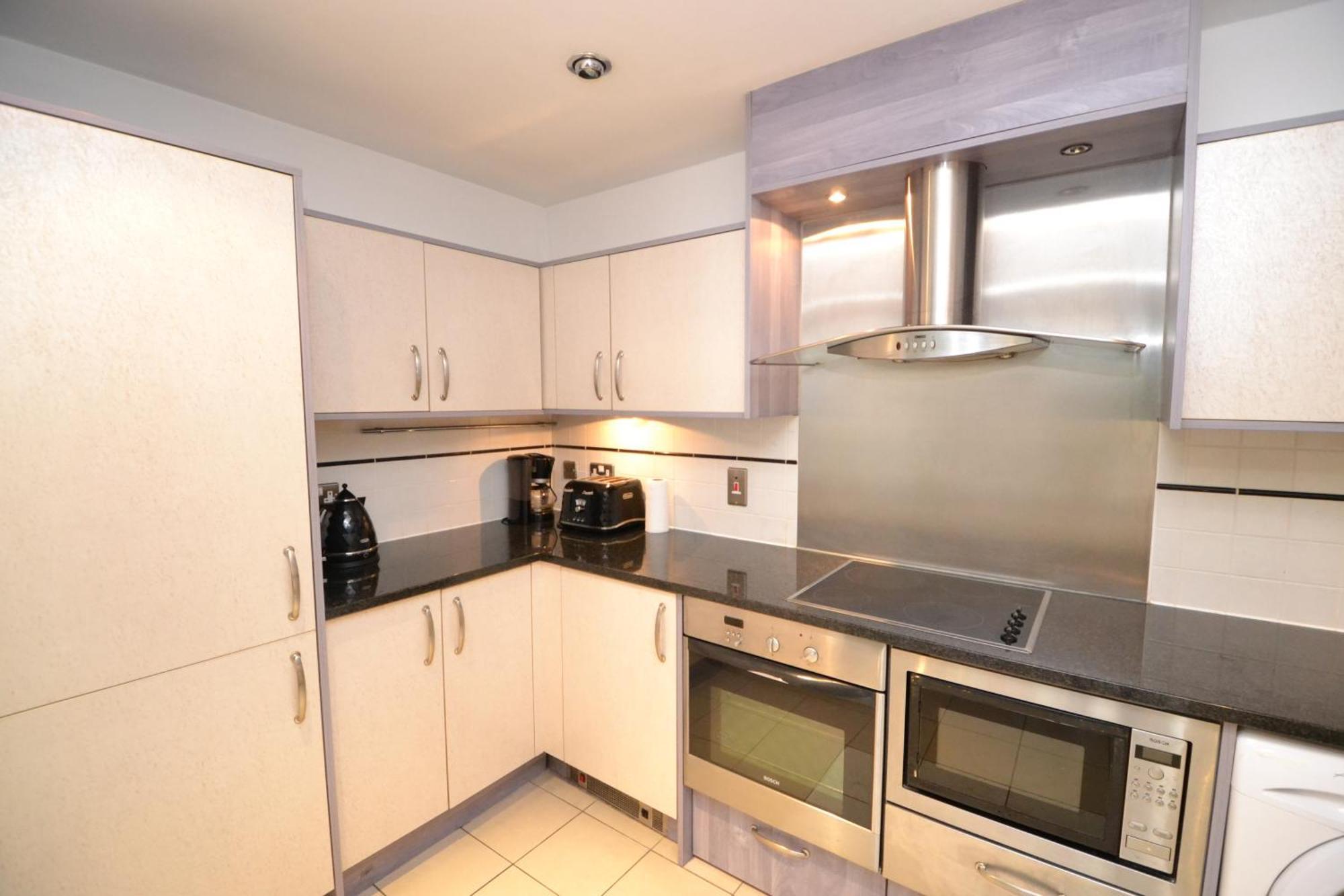 Riverside 2-Bedroom Apartments Лондон Екстериор снимка